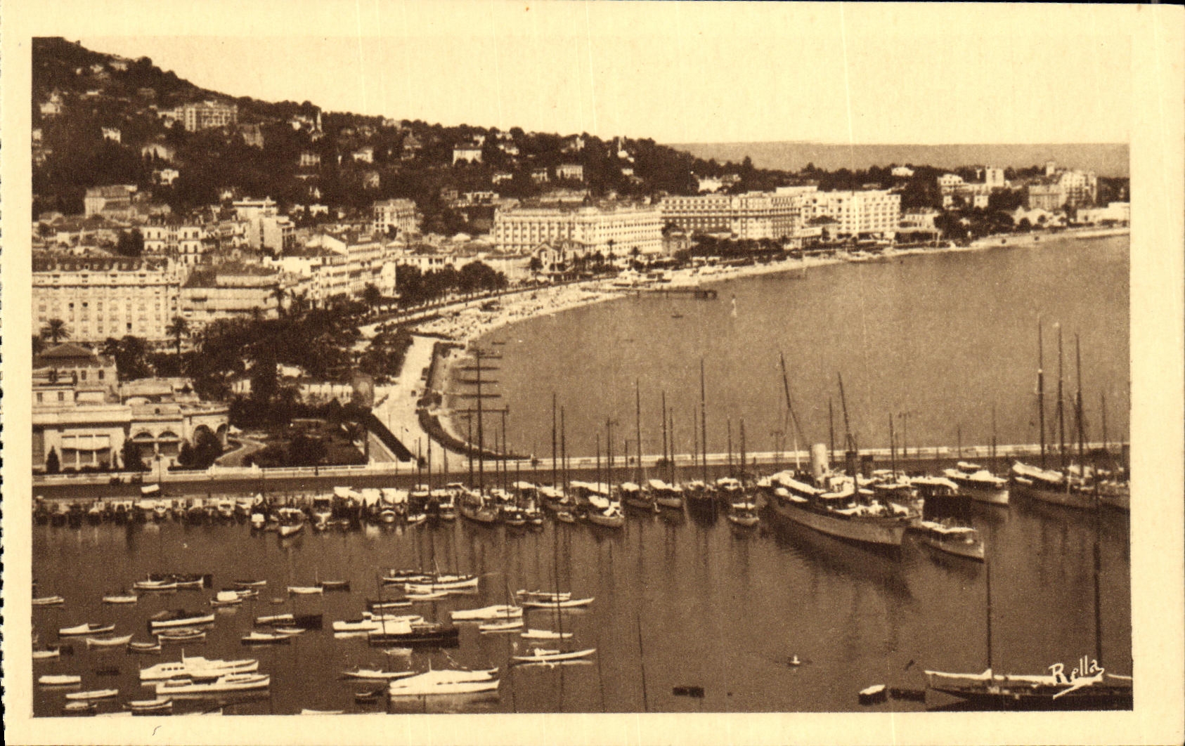 CPA Cannes La Jetee et la Croisette Bateaux