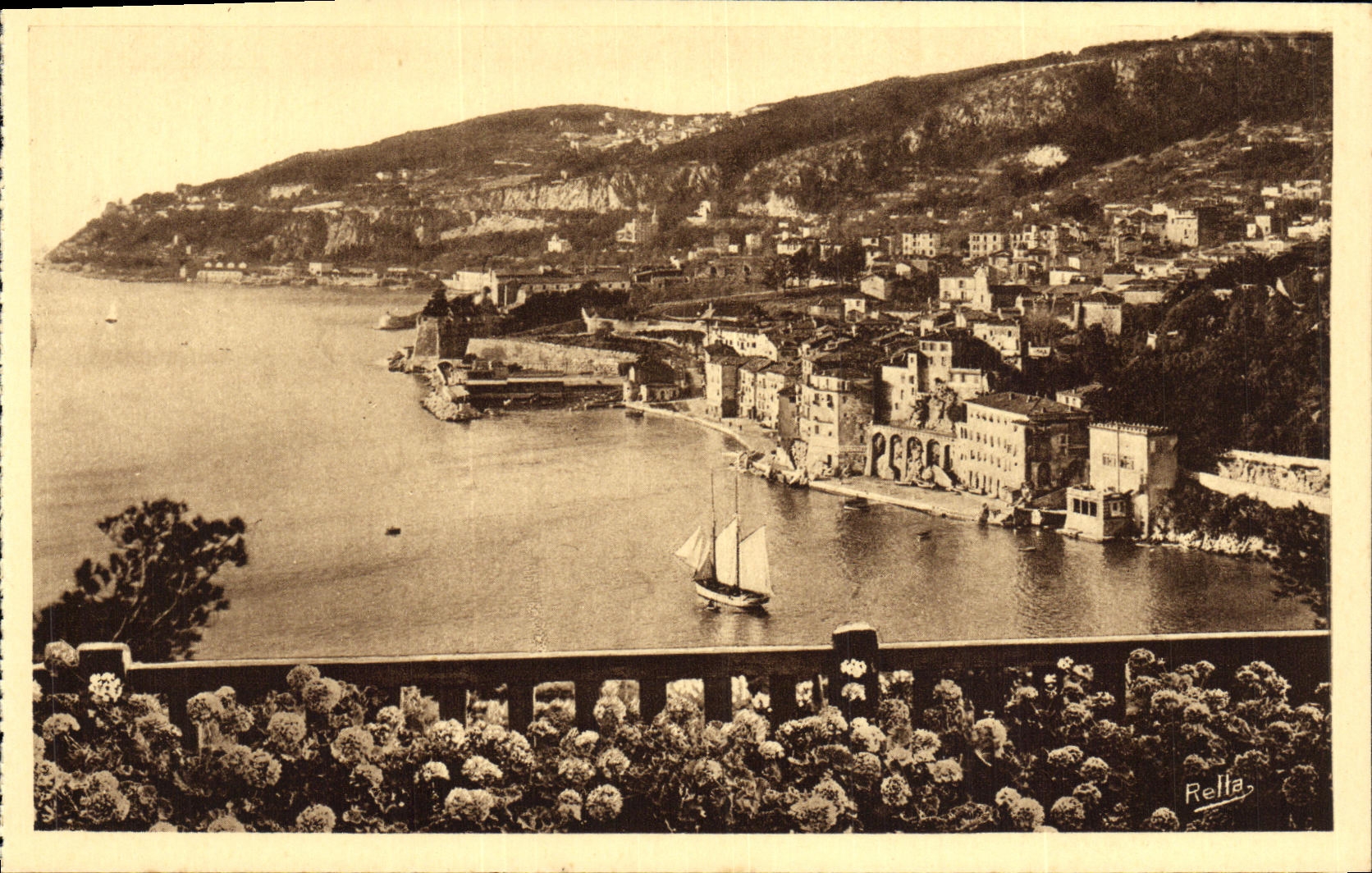 Villefranche-sur-Mer — vue d'ensemble sur la vieille ville — Relia