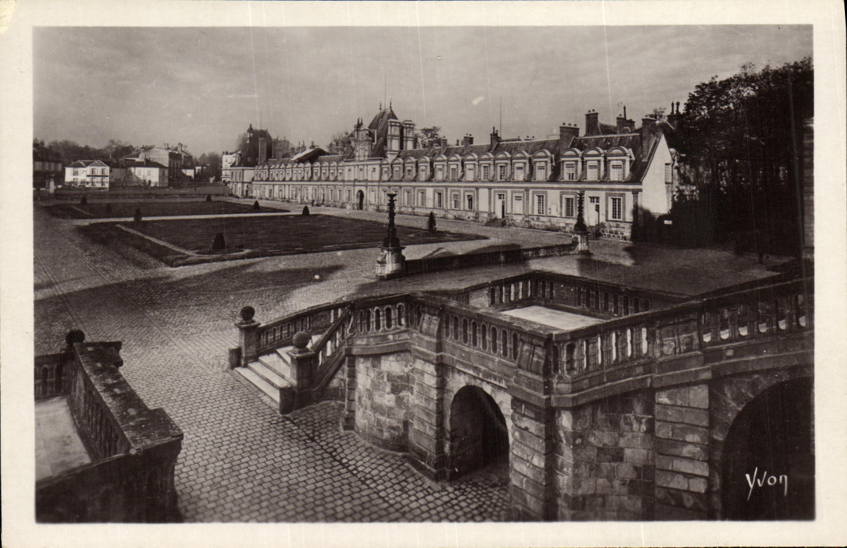 Palast von Fontainebleau — Allée des Ministres und Cour des Adieux — Éditions Dart Yvon, Paris
