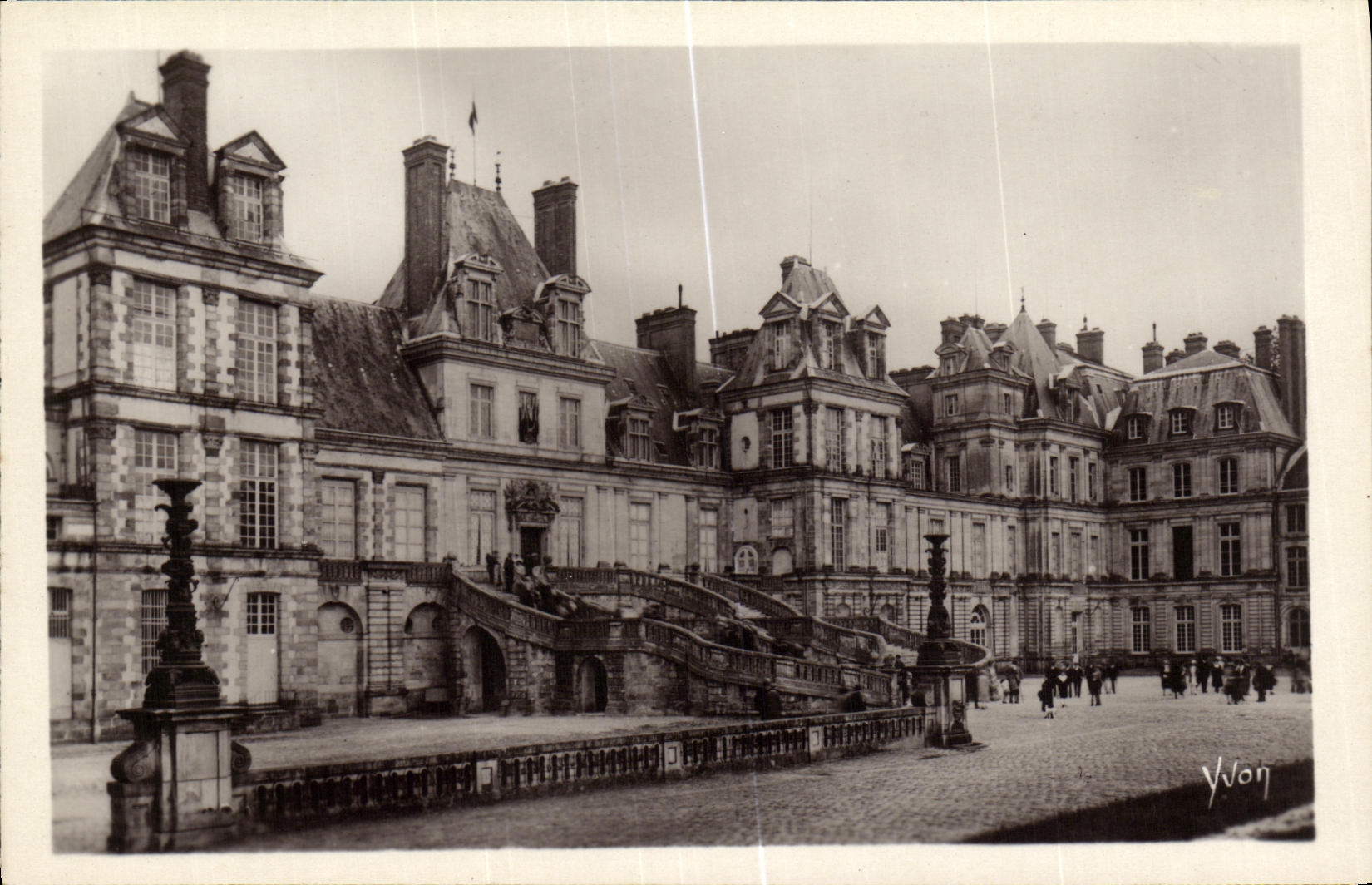 Palais de Fontainebleau — Fassade zum Cour des Adieux — Éditions d'Art Yvon, Paris