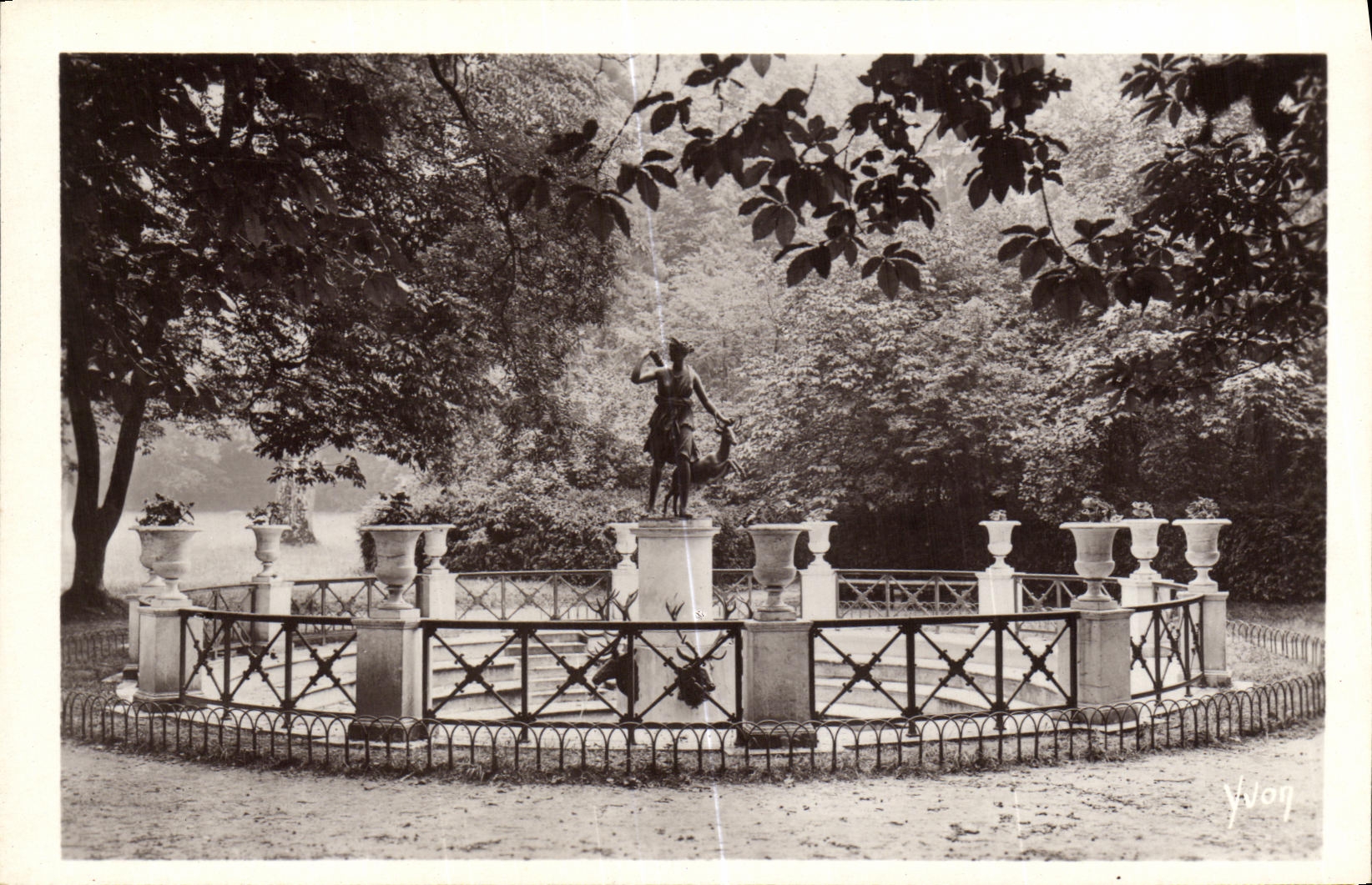 Palacio de Fontainebleau — La Fuente de Diana — Ediciones de Arte Yvon, París