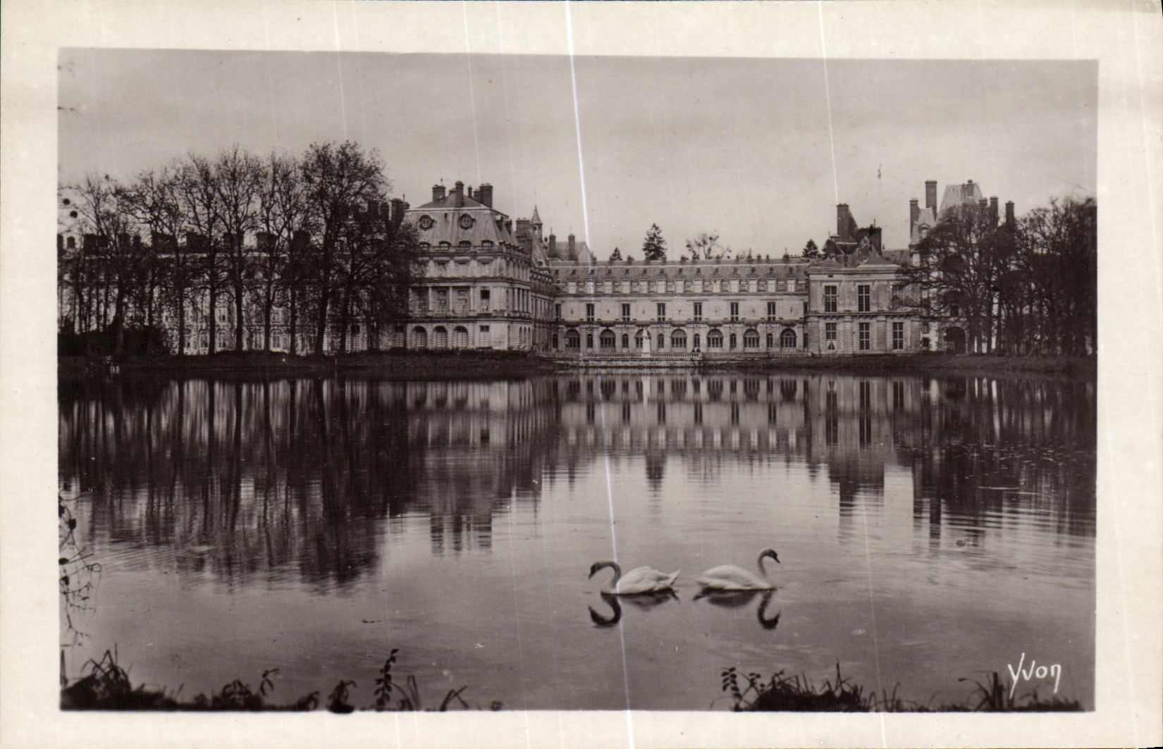 Palacio de Fontainebleau — Fachada vista desde el Estanque de los Carpes — Ediciones Dart Yvon, París