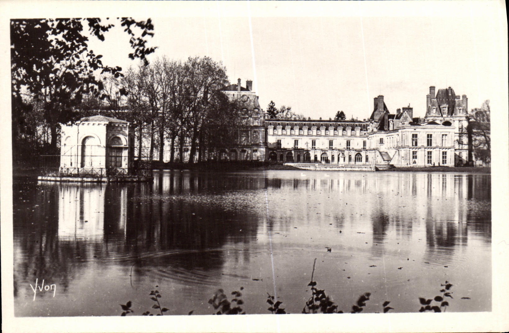 Palais de Fontainebleau — Le Palais et l'Étang de Carpes — Édition d'Art YVON, Paris