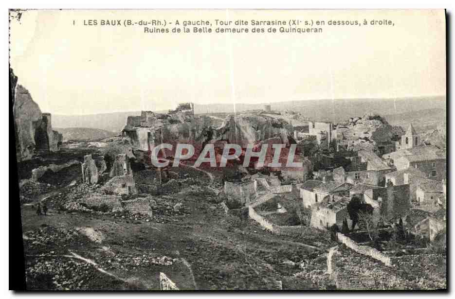 CPA Les Baux A Gauche Tour dite Sarrasine en Dessous Ruines de la belle demeure des Quinqueran