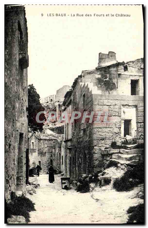 CPA Les Baux La Rue des Fours et le Chateau