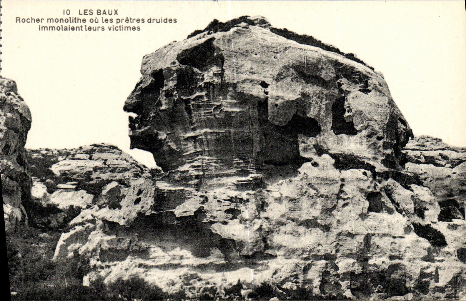CPA Les Baux Rochers Monolithe ou Pretres Druides immolaient leurs victimes