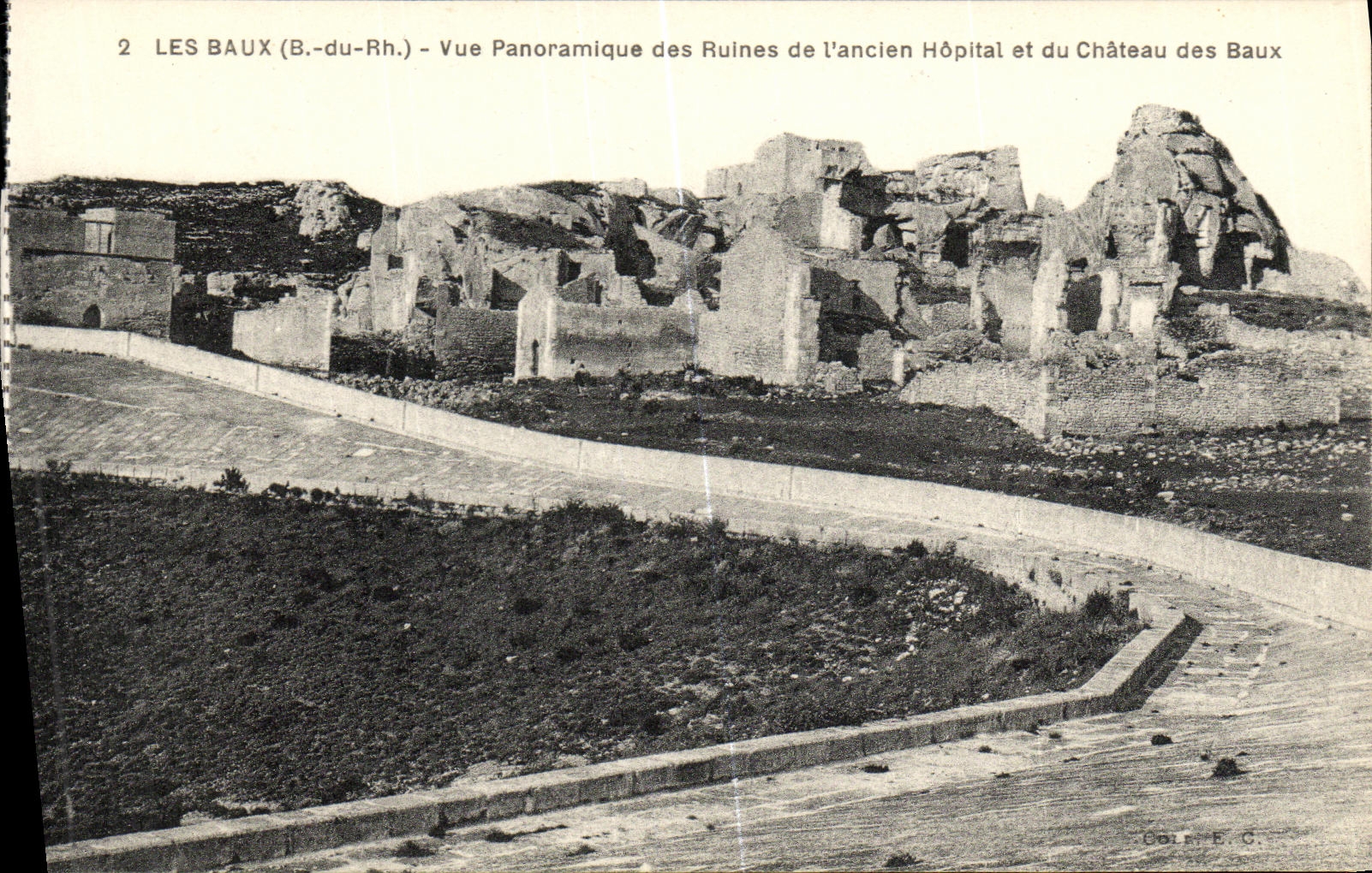 CPA Les Baux Vue Panoramique des Ruines de L Ancien Hopital et du Chateau des Baux 