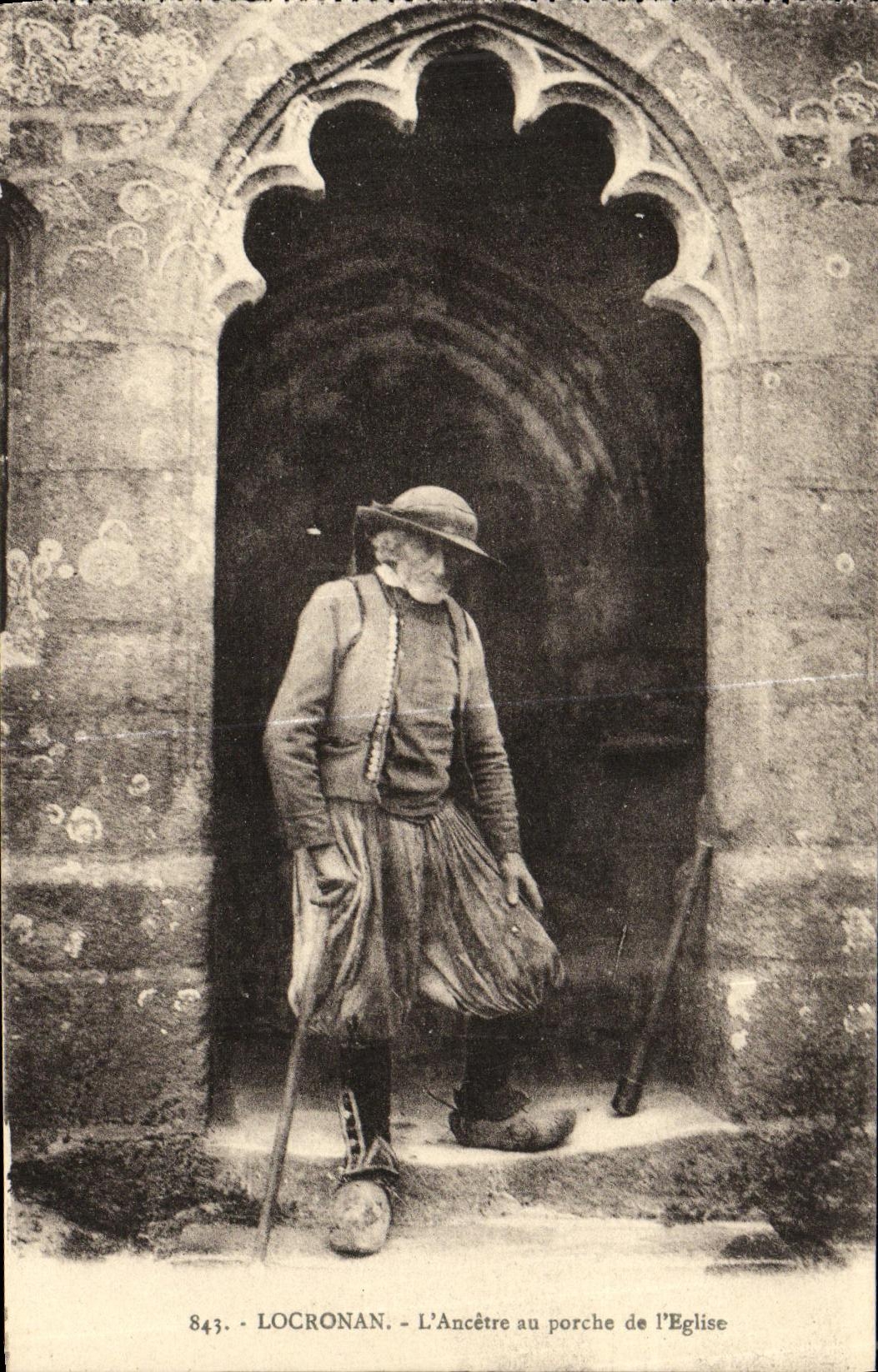 CPA Locronan L Ancetre au Porche de L Eglise Folklore Costume