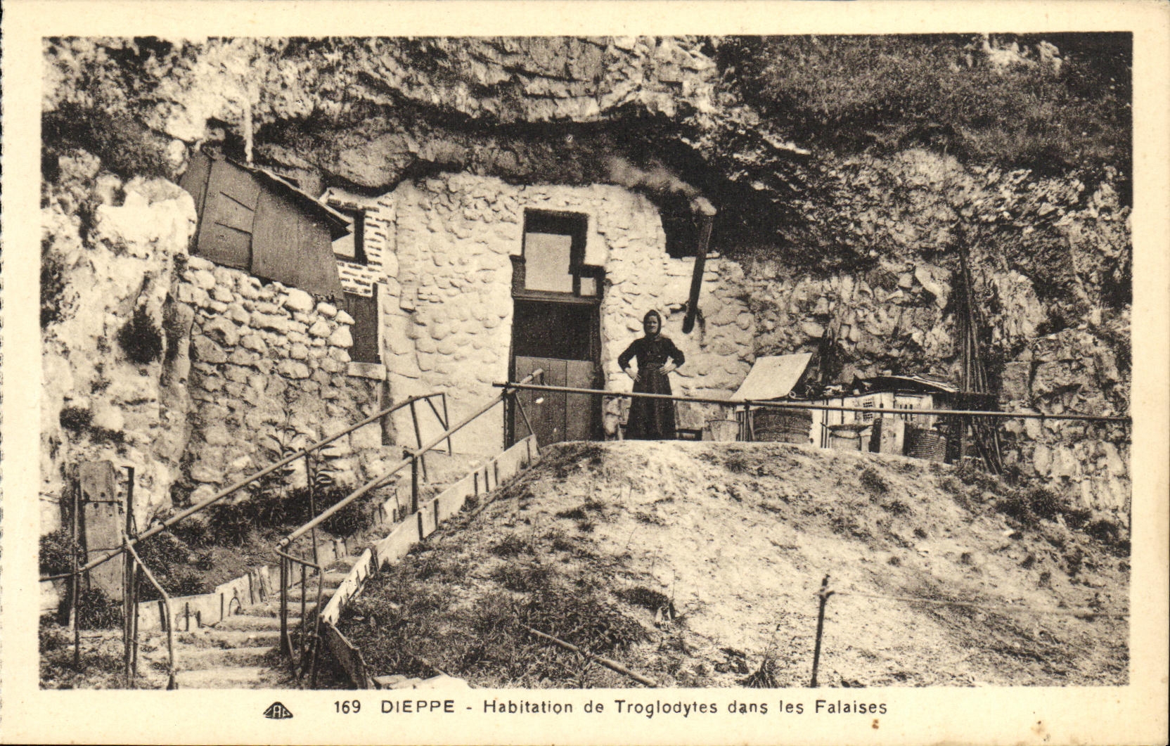CPA Dieppe Habitation de Troglodytes dans les Falaises