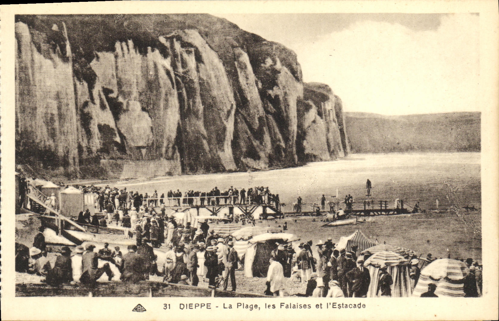CPA Dieppe La Place les Falaises et L Estacade