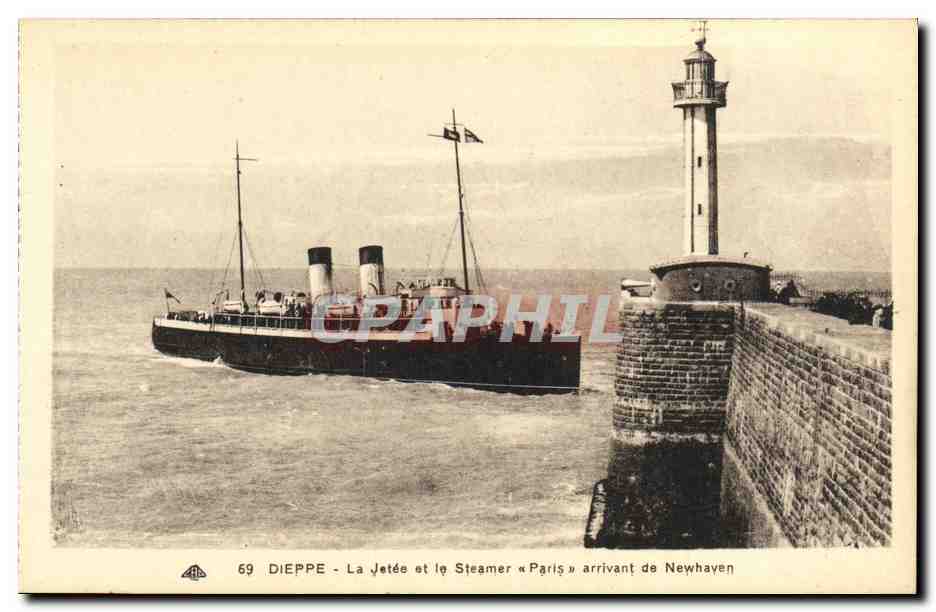 CPA Dieppe La Jetee et le Steamer Paris arrivant de Newhaven Bateau