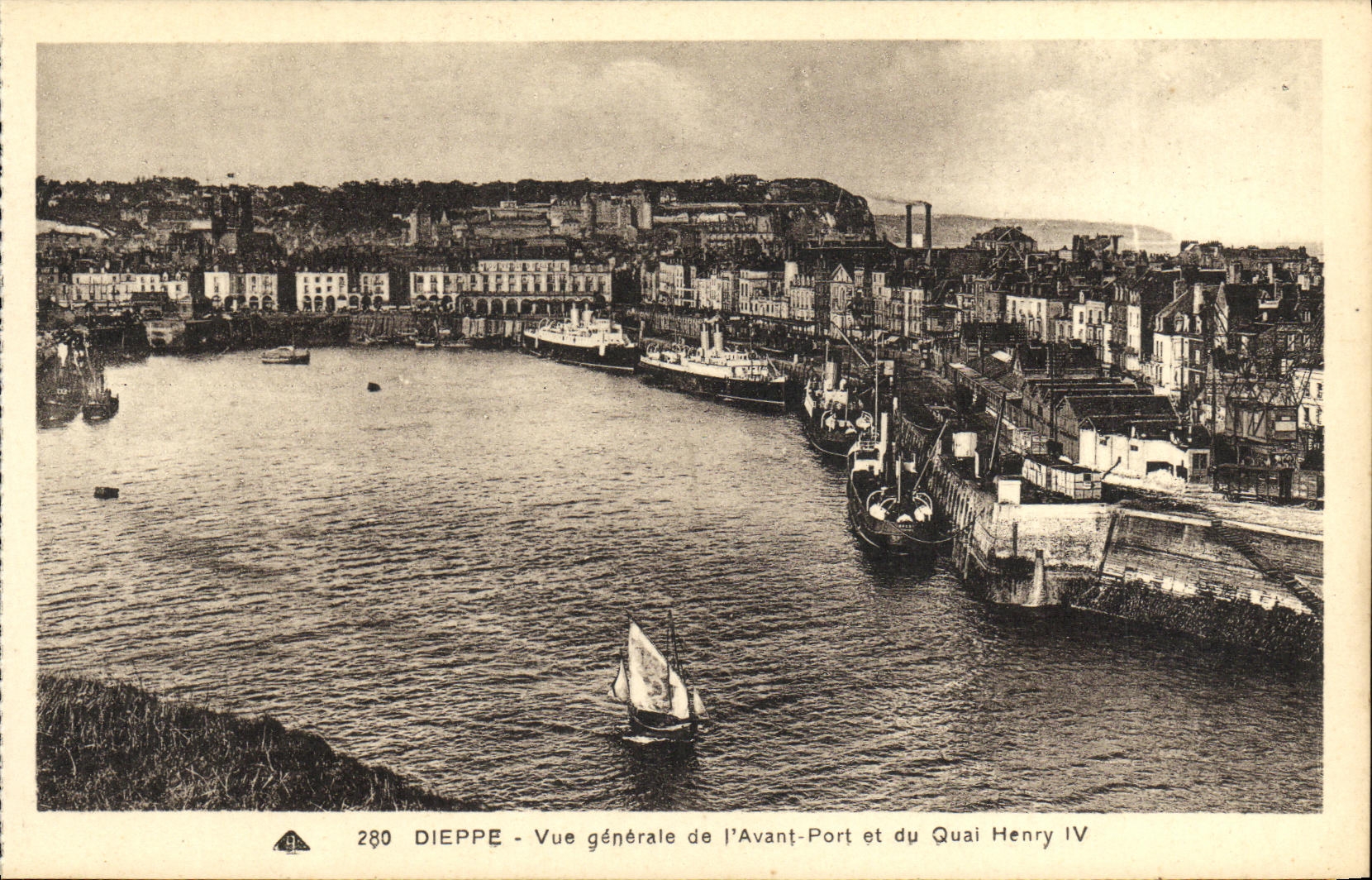 CPA Dieppe Vue Generale de L Avant Port et du Quai Henry IV Bateaux 