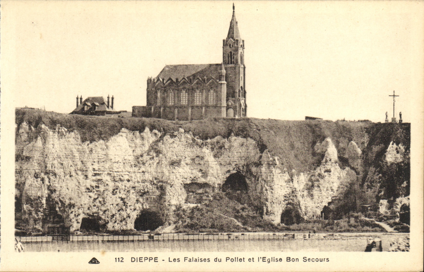 CPA Dieppe Les Falaises Du Pollet et L Eglise Bon Secours