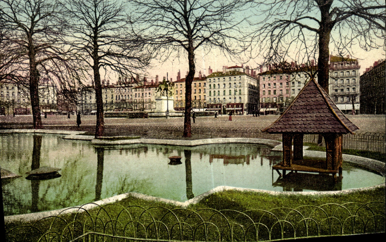 Lyon - Les Bassins et la Place Bellecour — éditeur Carte Postale Lyonnaise, n°17