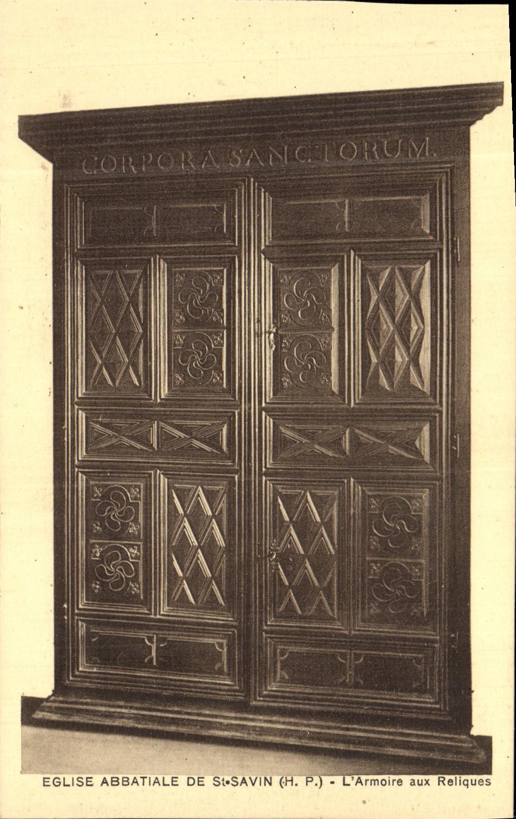 Église abbatiale de St-Savin (H. P.) — L'Armoire aux Reliques