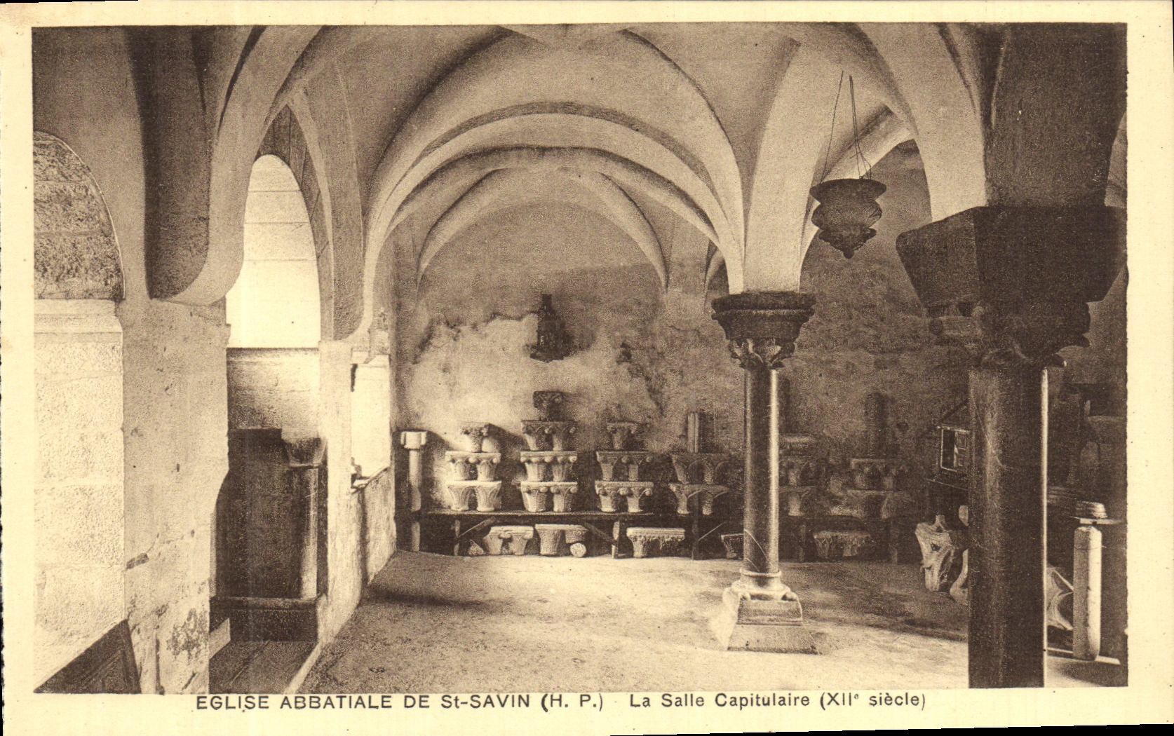 Église abbatiale de St-Savin — La Salle Capitulaire (XIIe siècle) — H. P.
