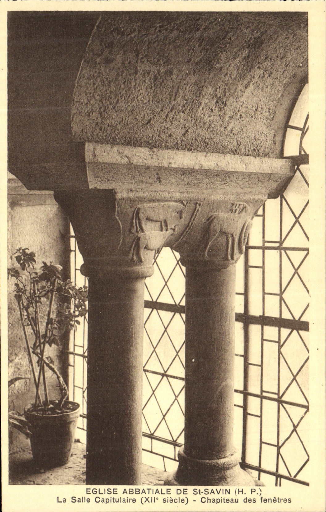 Église abbatiale de St-Savin — Salle capitulaire (XIIe siècle) — Chapiteau des fenêtres