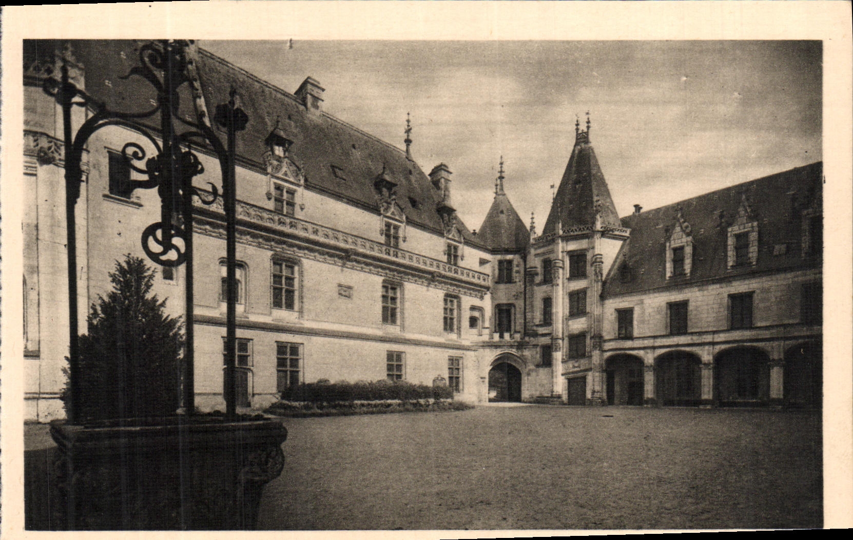Schloss Chaumont-sur-Loire — La Cour — Service Commercial Documents Historiques, Paris