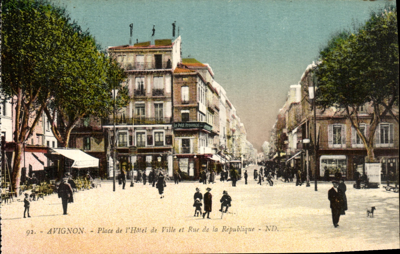 CPA Avignon Place de L Hotel de Ville et Rue de la Republique