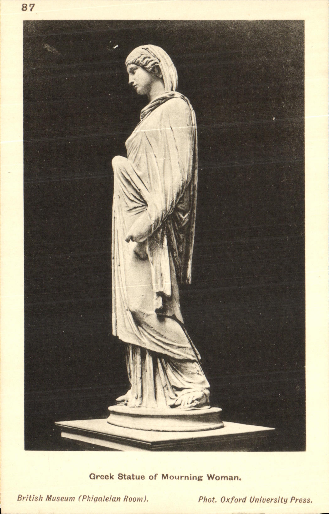 Statue grecque de femme pleurant — British Museum (Phigaleian Room) — Oxford University Press, n° 87