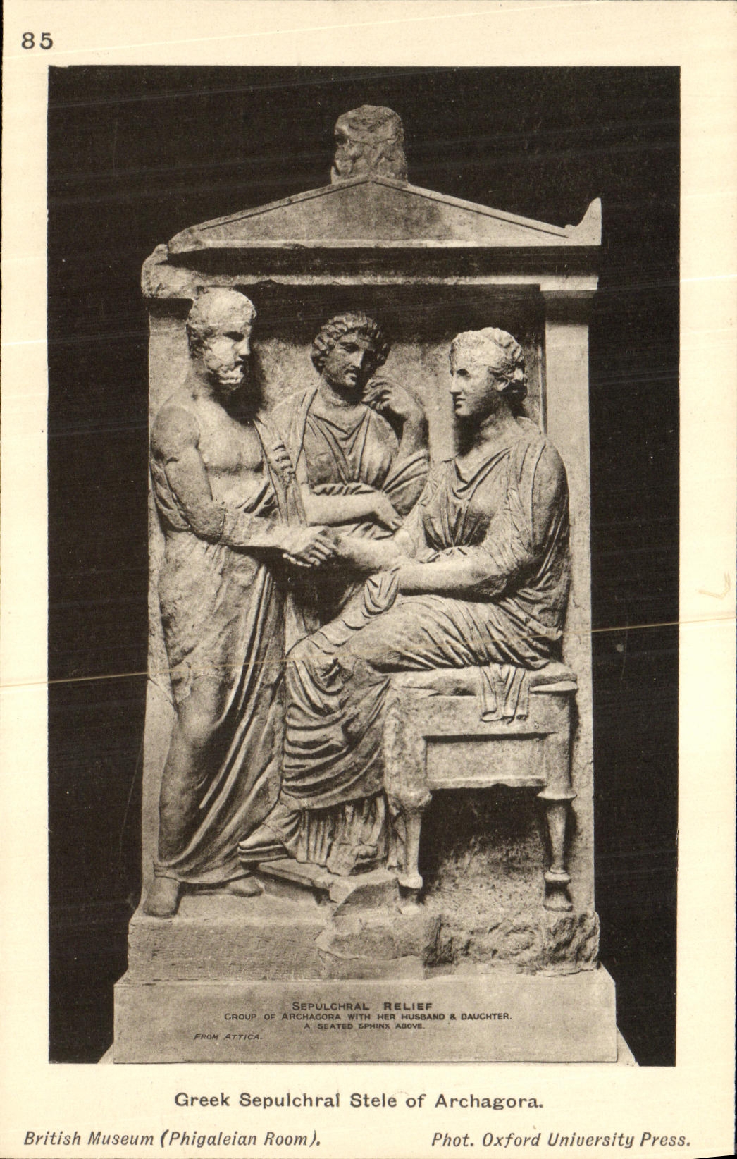 Stèle sépulcrale grecque d'Archagora — groupe d'Archagora avec son époux et sa fille — British Museum (Phigaleian Room) — Oxford University Press