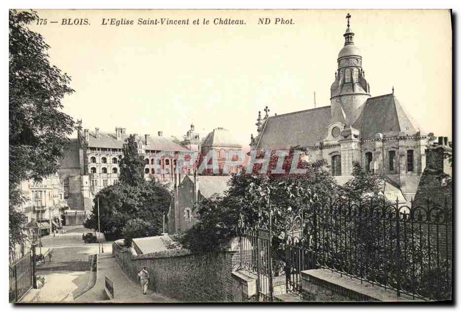 CPA Blois L Eglise Saint Vincent et le Chateau