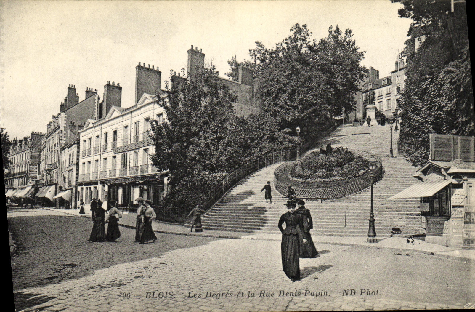 CPA Blois Les Degres et la Rue Denis Papin
