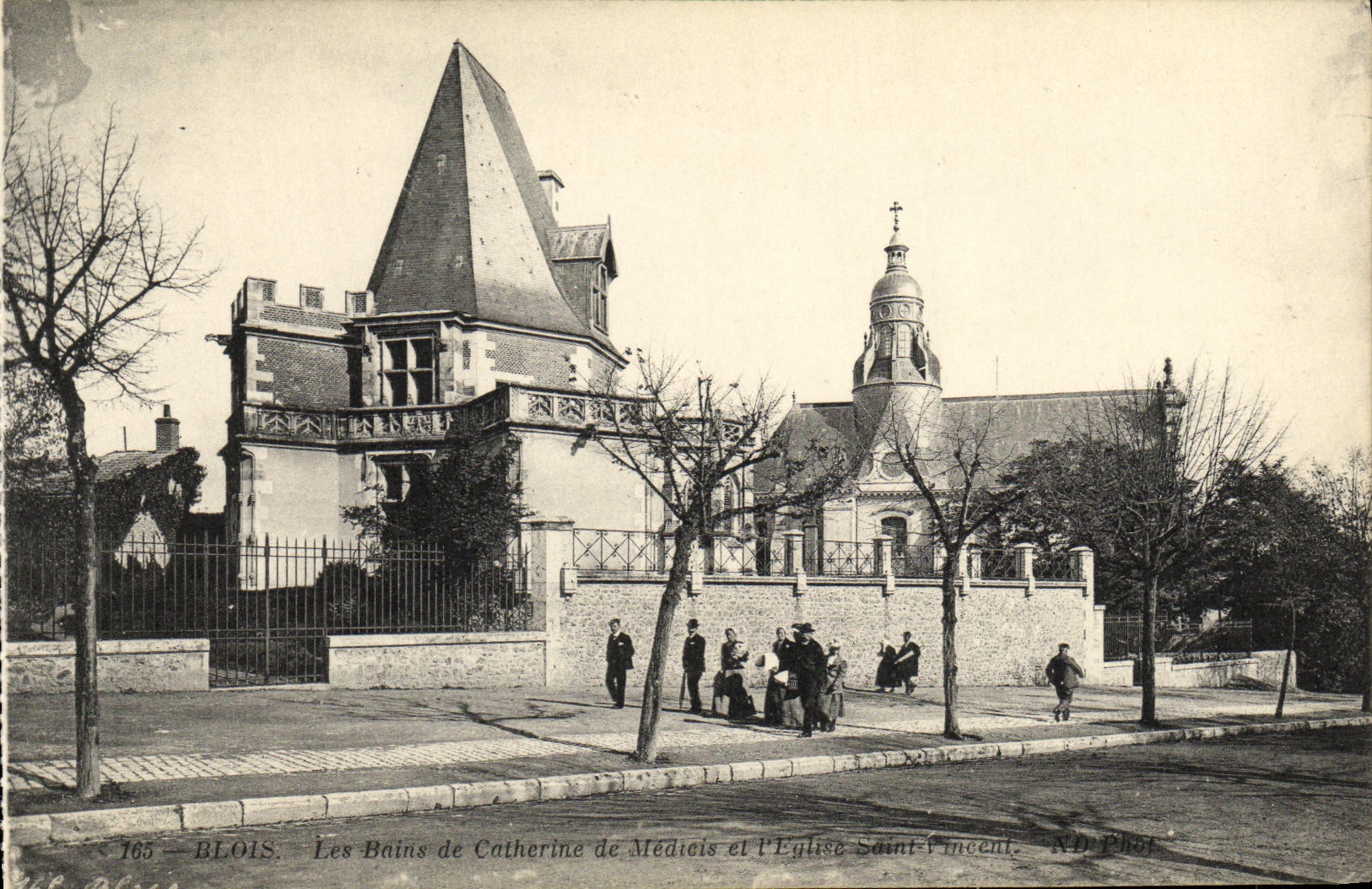 CPA Blois Les bains de Catherine de Medicis et l eglise Saint Vincent