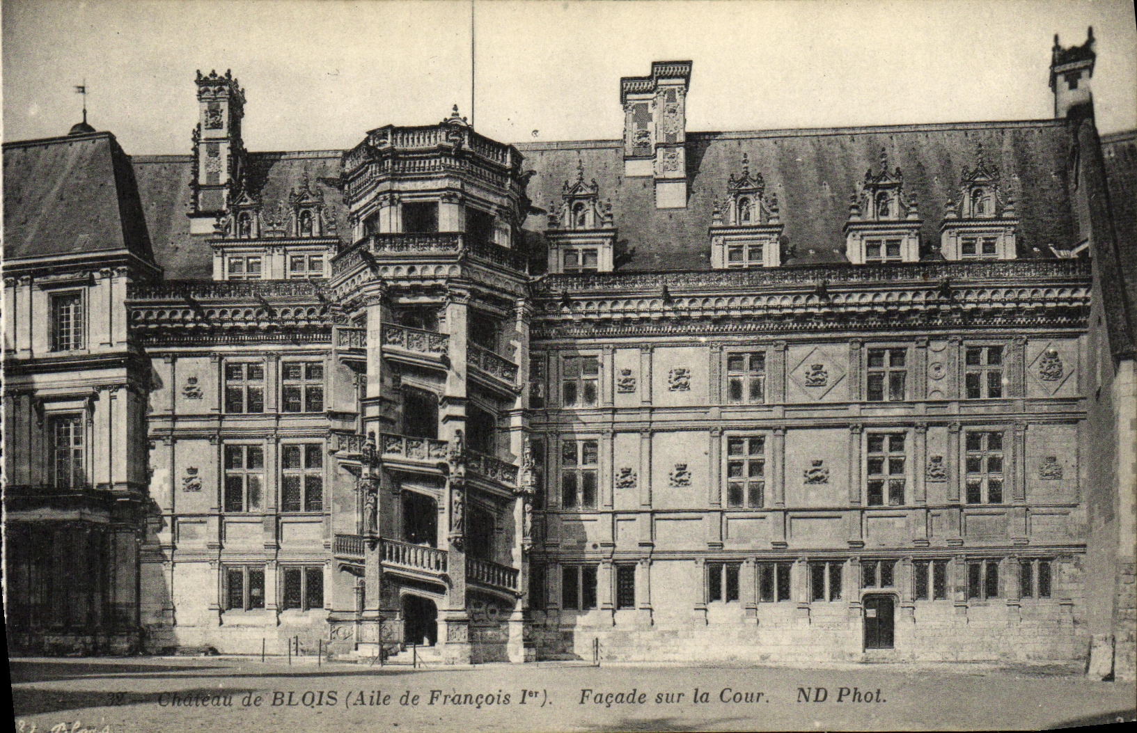 CPA Blois Chateau de Facade sur la Cour