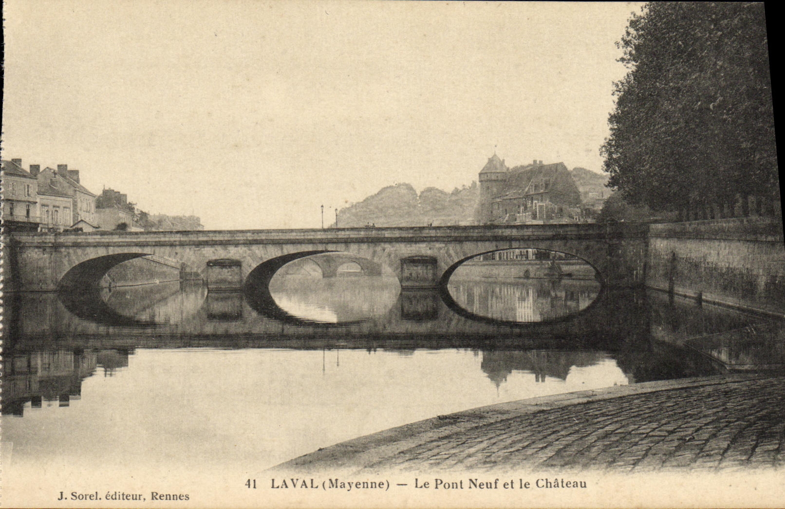 CPA Laval Le Pont Neuf et le Chateau