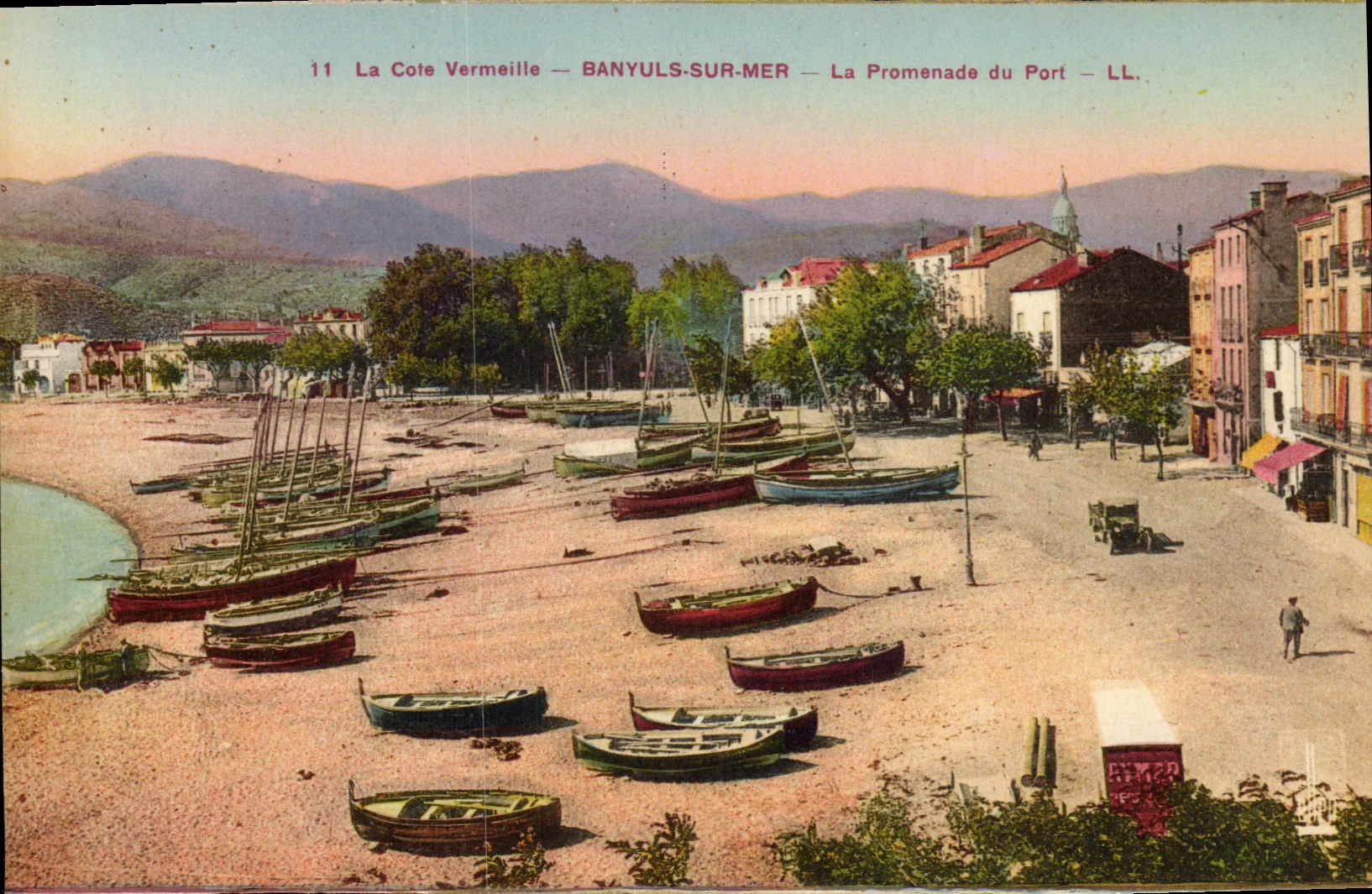 CPA Banyuls Sur Mer La Cote Vermeille La Promenade du Port Barques de peche Bateaux 