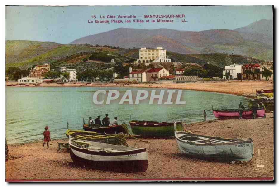 CPA Banyuls Sur Mer La Cote Vermeille La Grande Plage les Villas et le Miramar Barques de peche Bateaux 