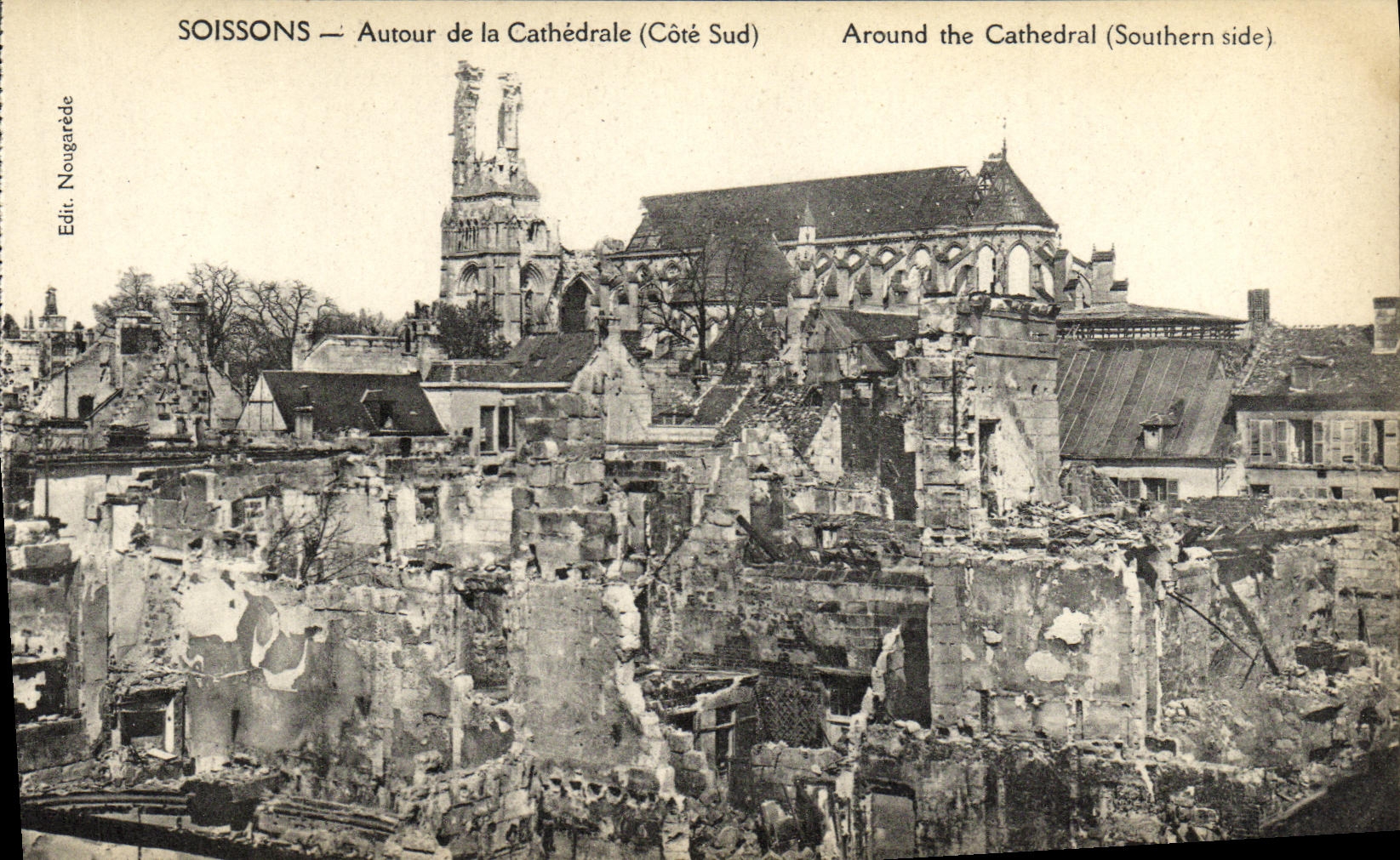 CPA Soissons Autour de la Cathedrale Militaria