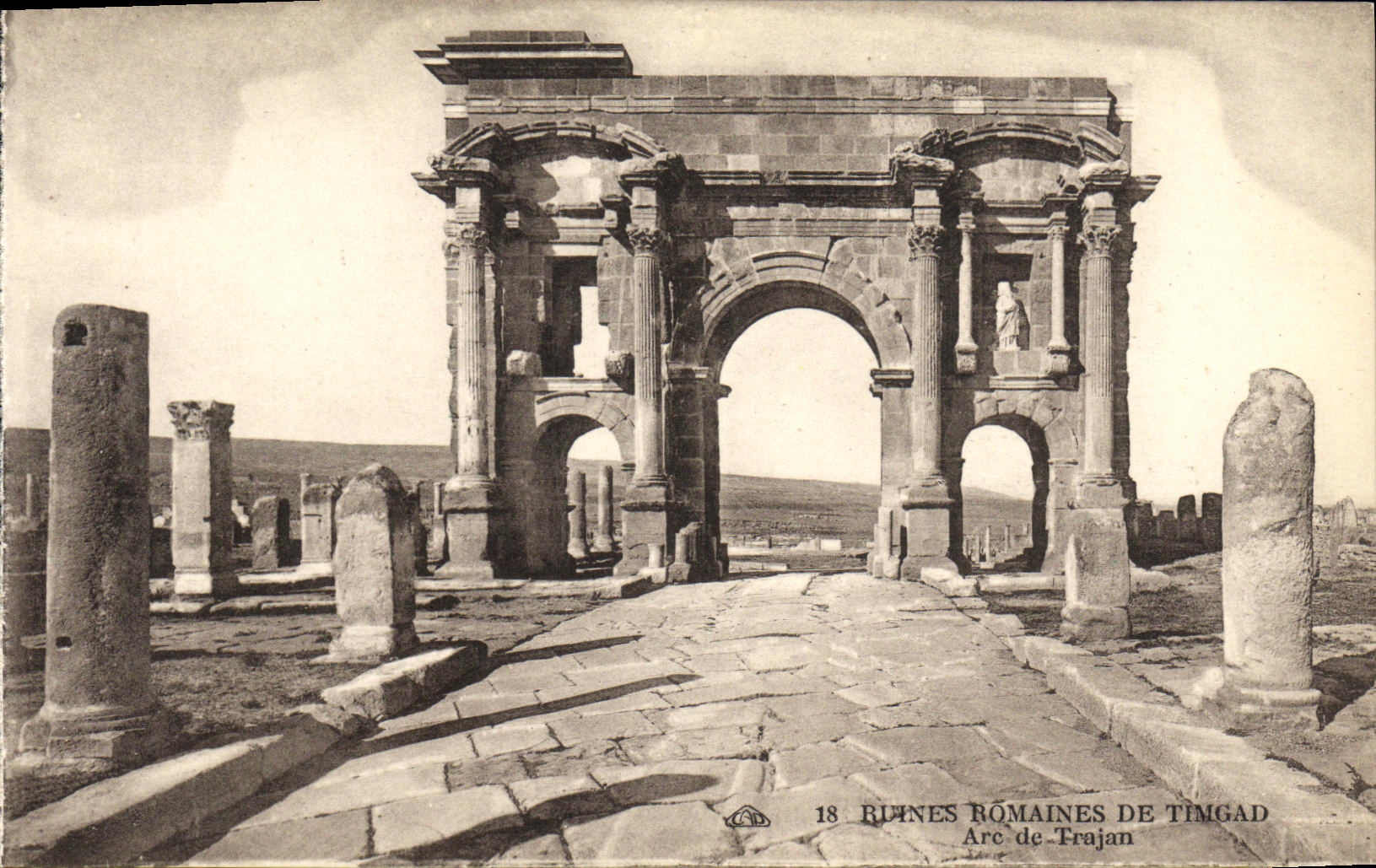 Ruines romaines de TimgaD — Arc de Trajan — n°18