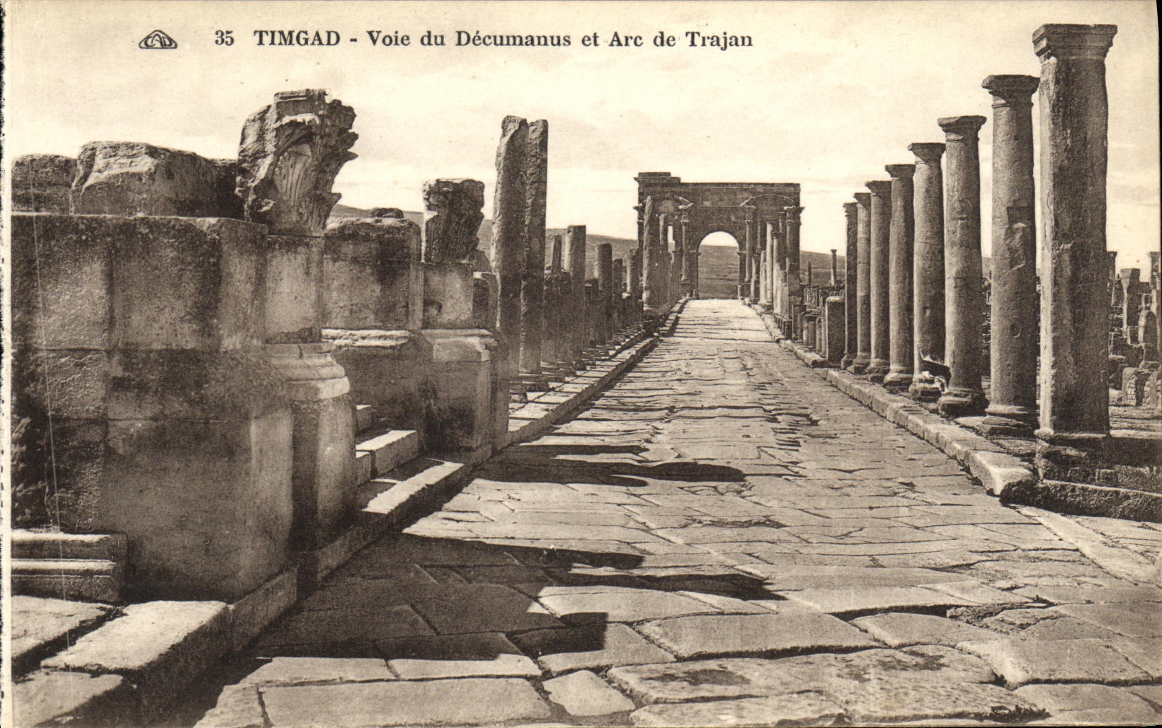 Timimad - Voie du Décumanus et Arc de Trajan — CPA n°35 — éditeur CPA