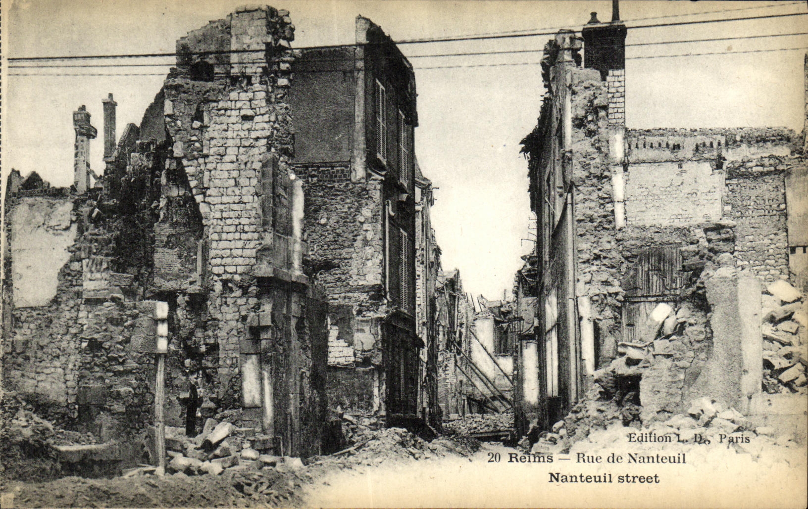 CPA Reims Rue De Nanteuil Militaria