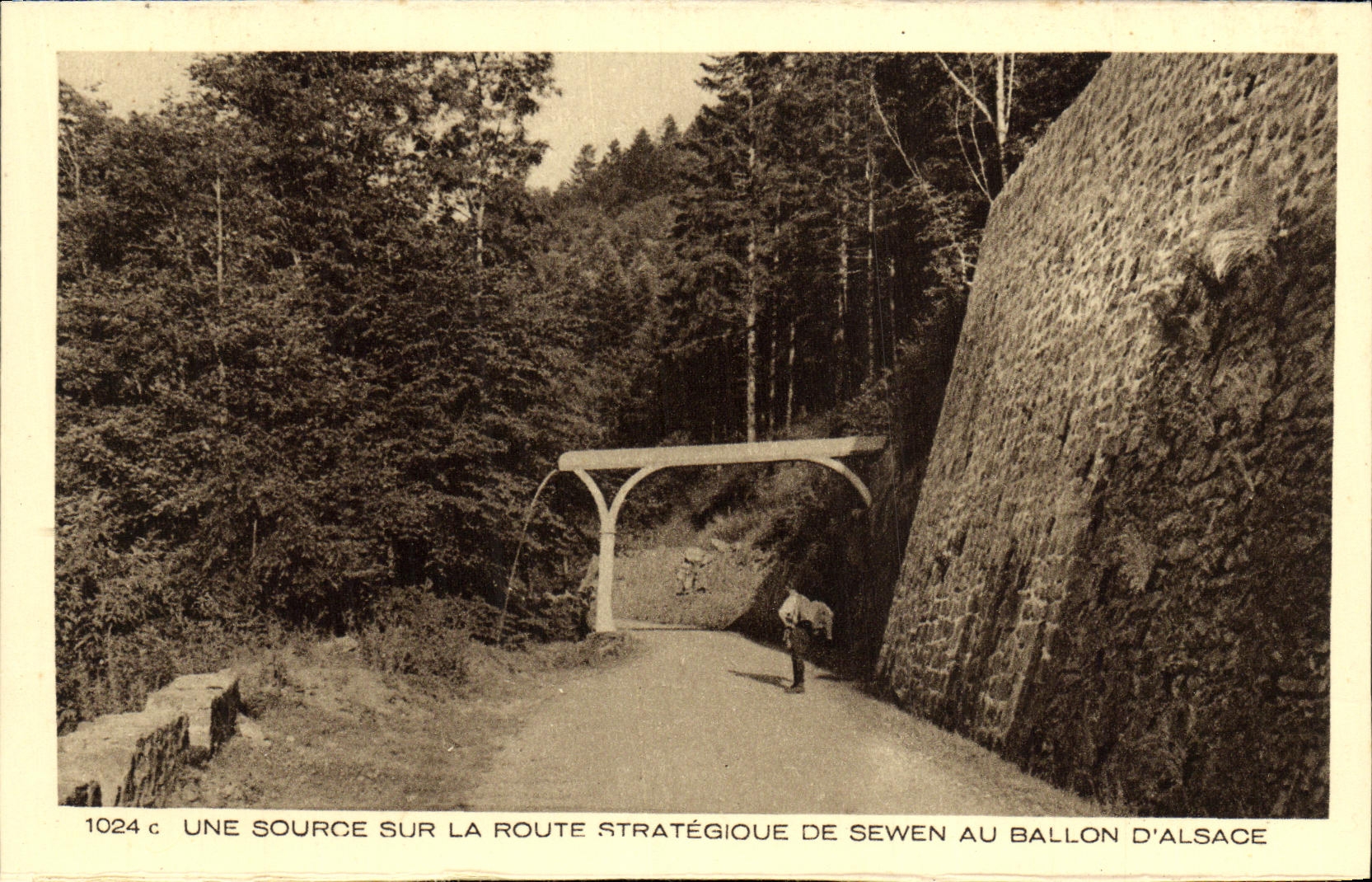 CPA Ballon D Alsace Une Source Sur La Route Strategioue De Sewen Au