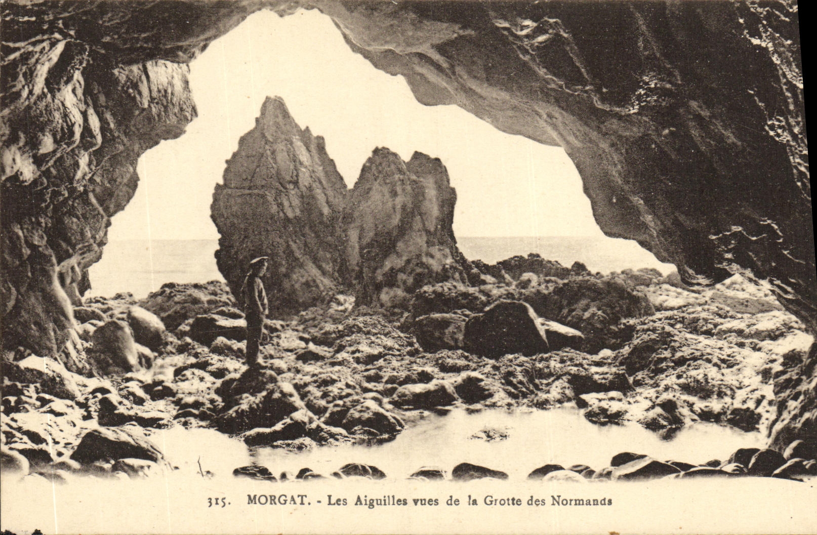 Morgat - Les Aiguilles vues de la Grotte des Normands — éditeur Le Doré, n° 315