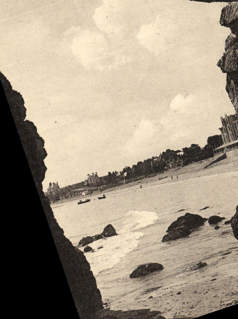 Vue de plage entre rochers — Le Doaré, phot. Chénaulin — n° de série non visible