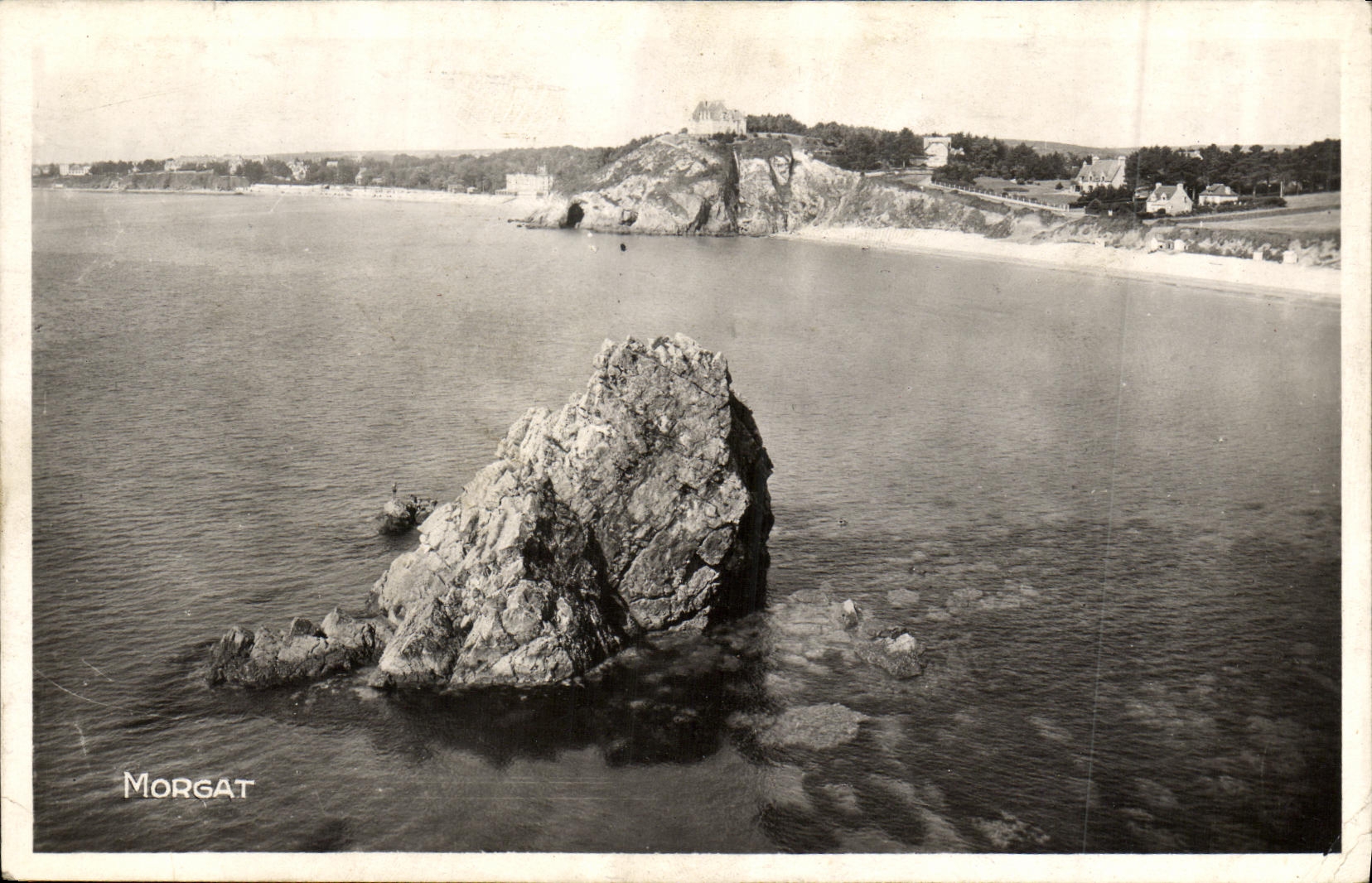 Morgat — Les deux plages, pleine mer, l'Aiguille du Portzic — H. DOARE, litho, Châteaulin