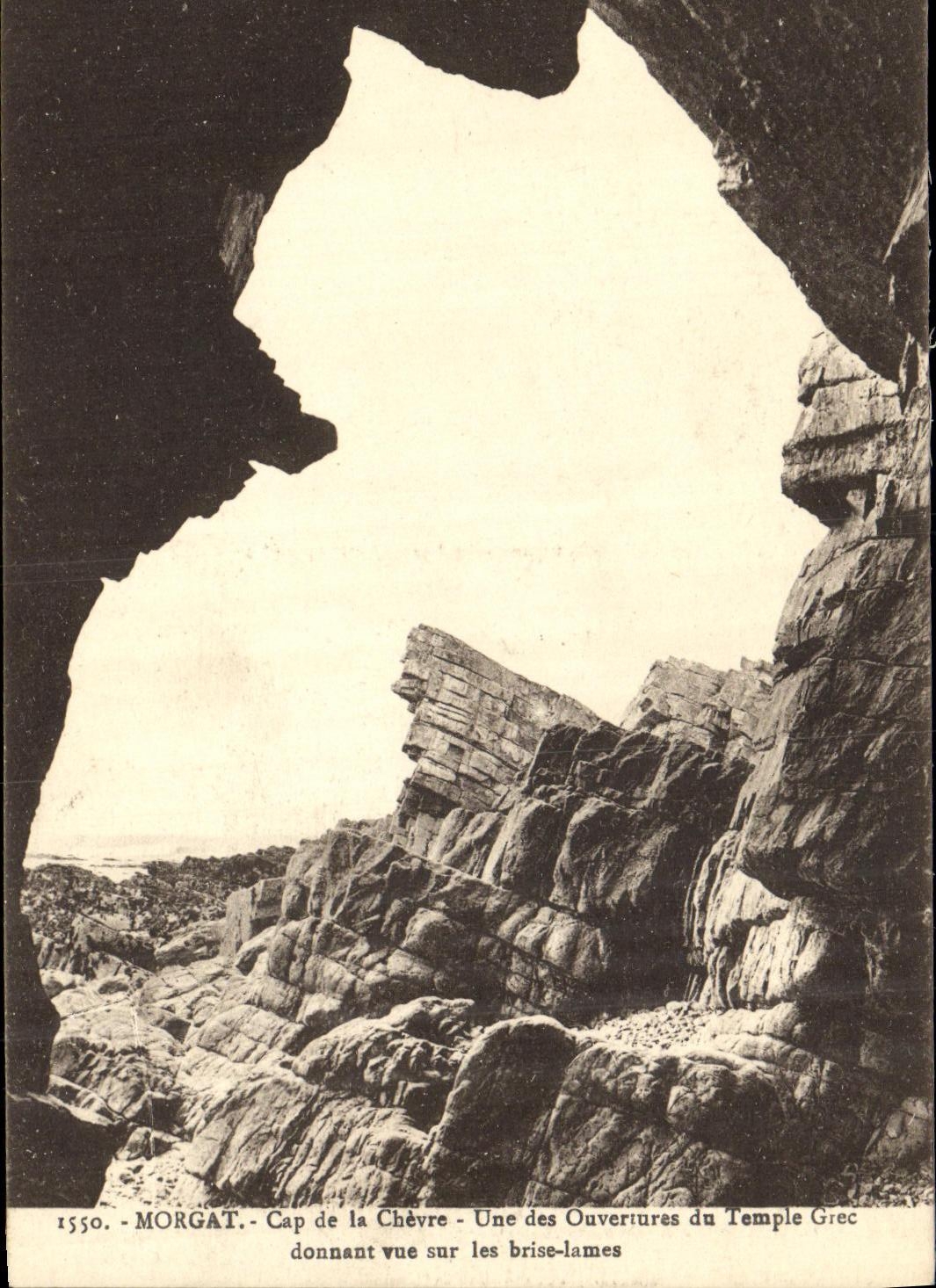 Cap de la Chèvre - Morgat - Vue sur les brise-lames depuis une ouverture du Temple Grec