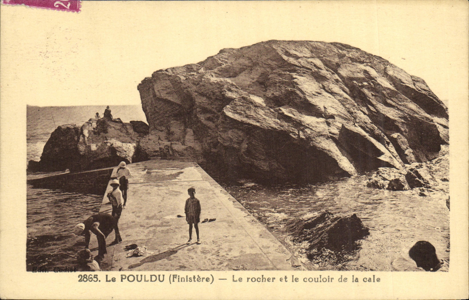 Le POULDU (Finistère) — Le rocher et le couloir de la cale — Éditeur : E.T.E. RIVIÈRE-BUREAU, n° 2865