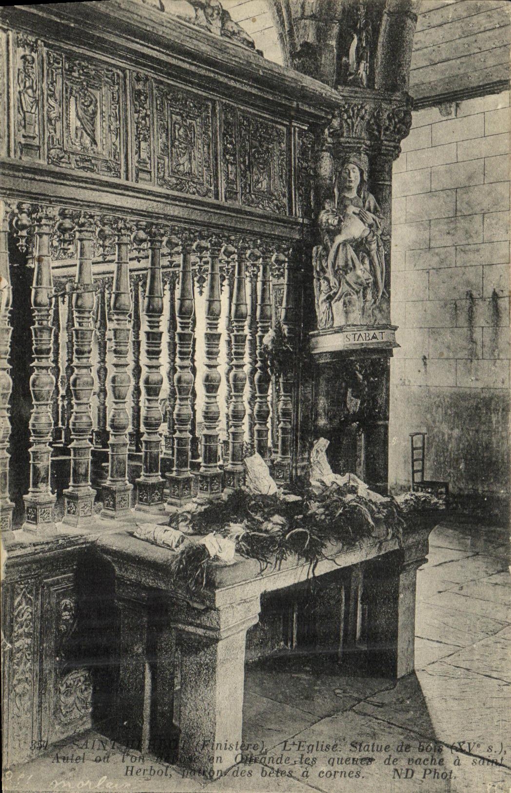 CPA Saint Herbot L eglise Statue de bois Les queues de vache