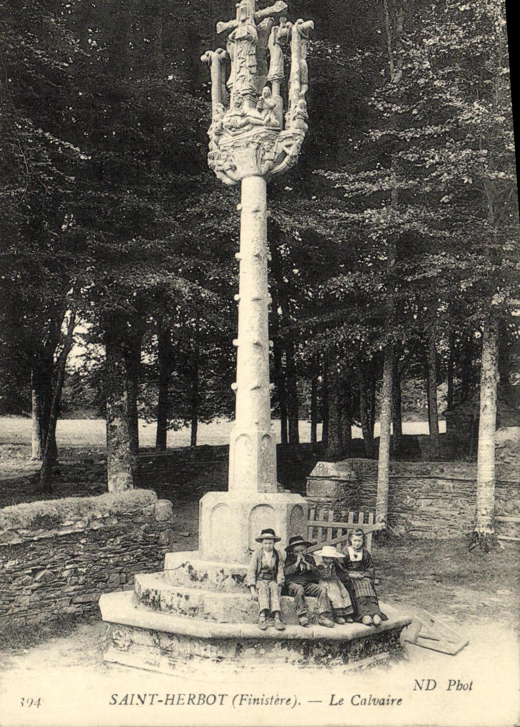CPA Saint herbot finistere Le calvaire Enfants