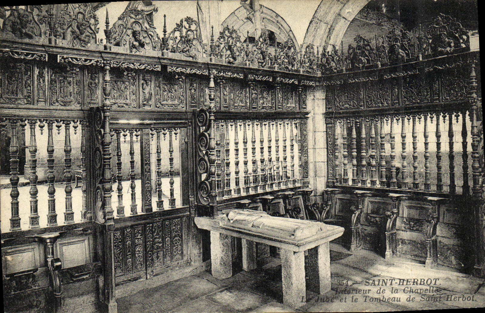 CPA Saint Herbot Interieur de la chapelle Le jube et le tombeau 