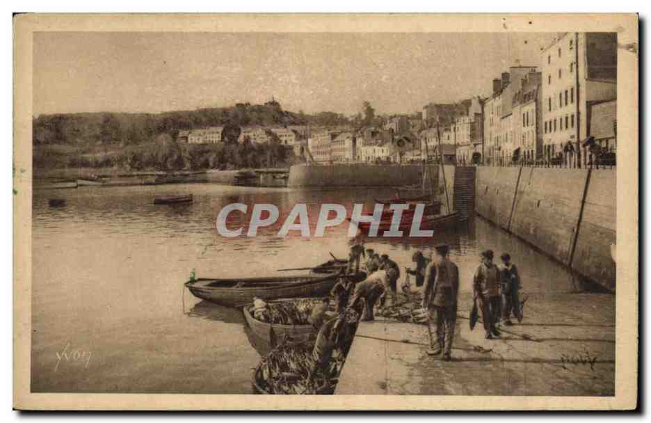 CPA Douarnenez Finistere Un arrivage de thons Bateaux 
