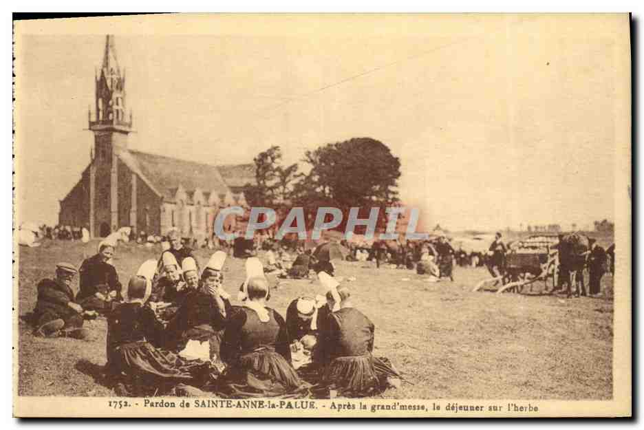 CPA Pardon de Sainte Anne la Palue Apres la grand messe le dejeuner sur l herbe Folklore