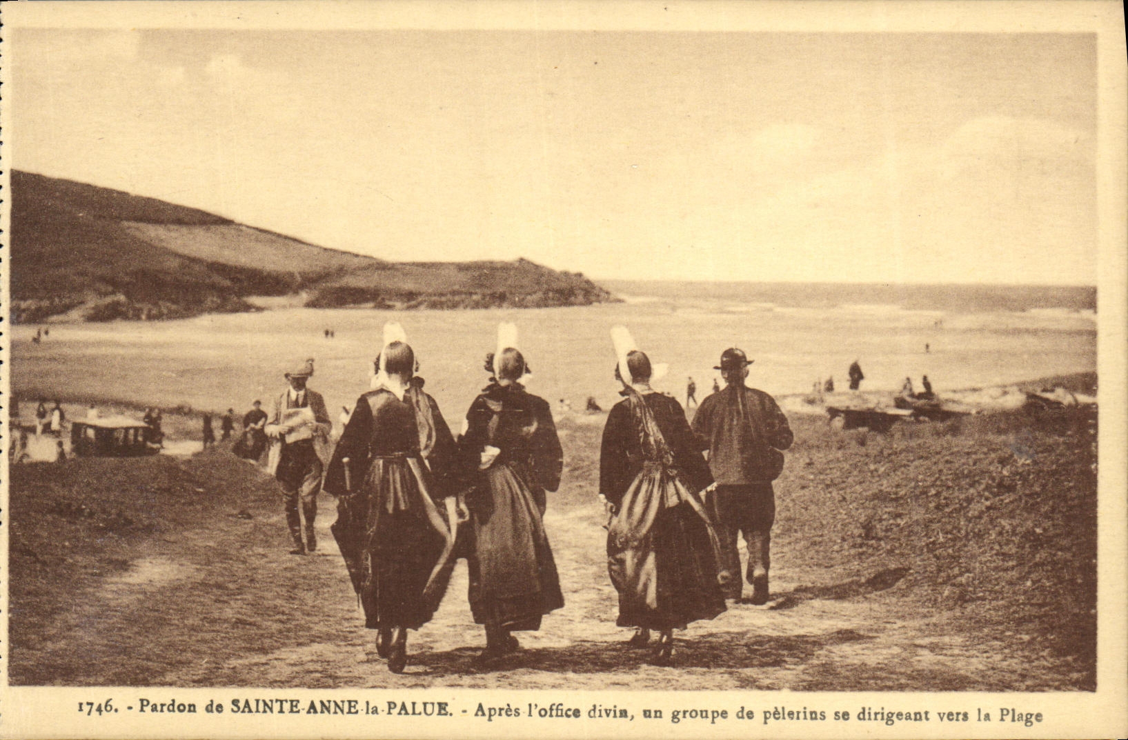 CPA Pardon de Sainte Anne la Palue Apres l office divine un groupe de pelerins se dirigeant vers la plage 