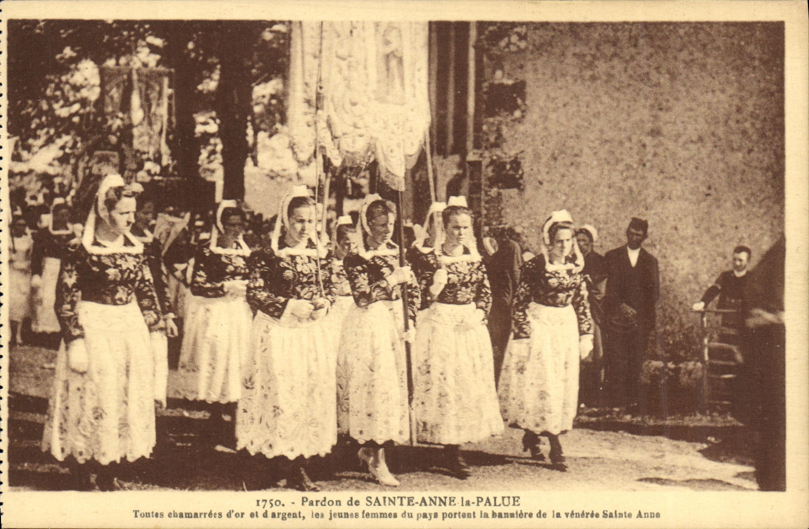 CPA Pardon de Sainte Anne la Palue La banniere de la veneree Sainte Anne Folklore 