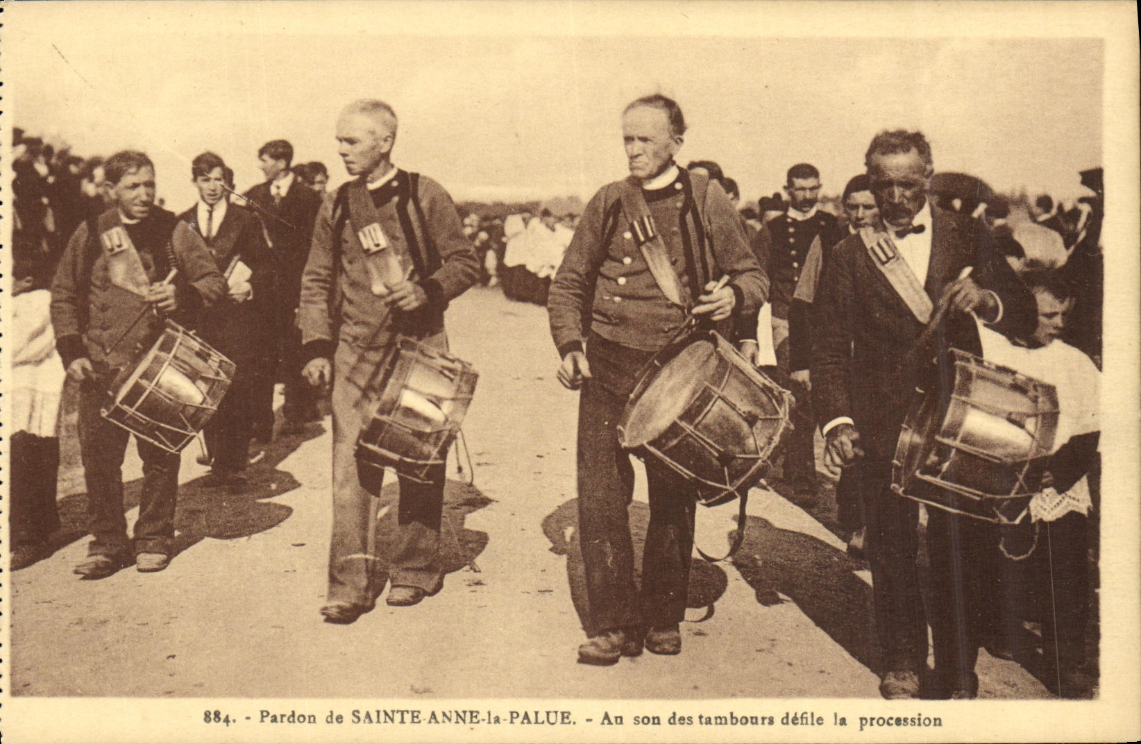 CPA Pardon de Sainte Anne la Palue Au son des tambours defile la procession Folklore 